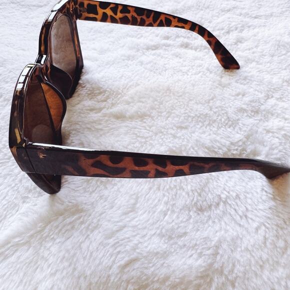 Liora Tortoise Brown Oversized Bold Sunglasses - Picture 8 of 13